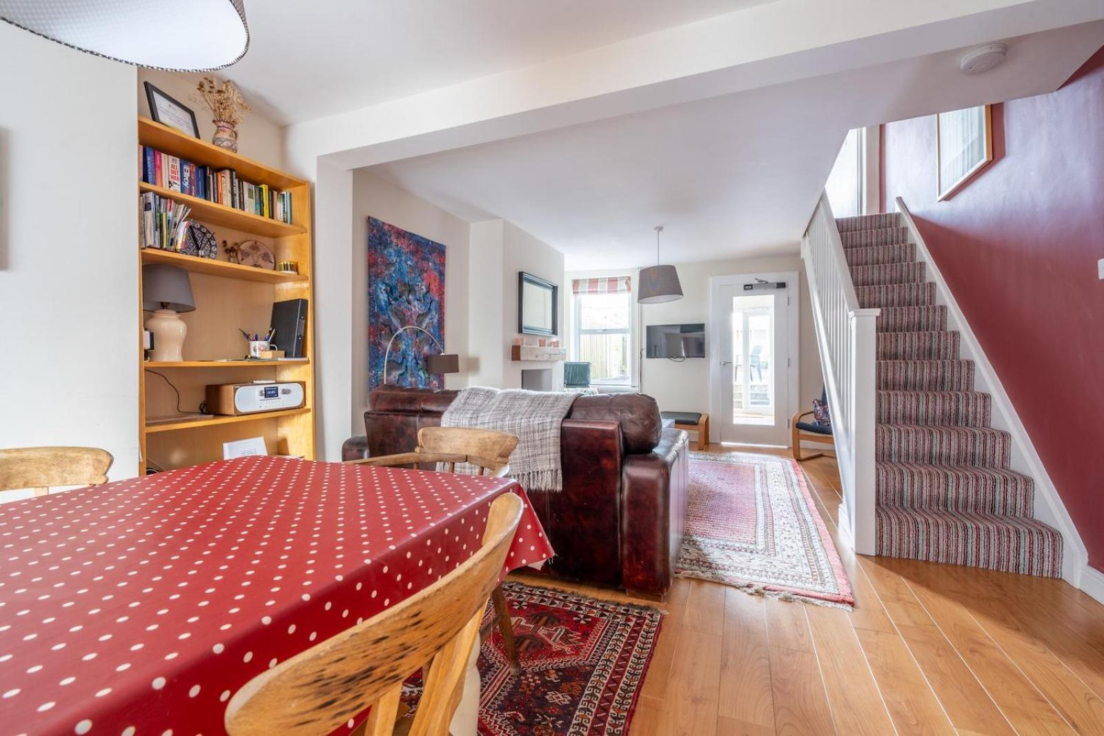 Chic 2-Bedroom Townhouse In Vibrant אברגאבני מראה חיצוני תמונה