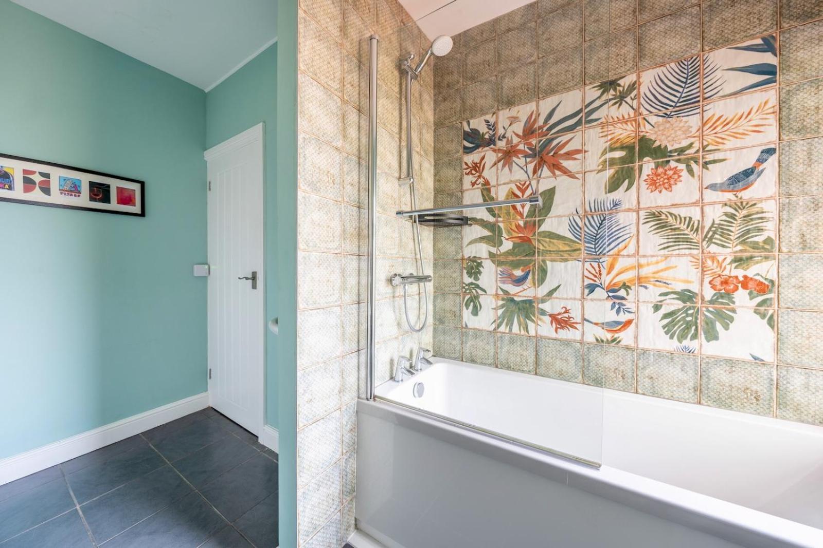Chic 2-Bedroom Townhouse In Vibrant אברגאבני מראה חיצוני תמונה